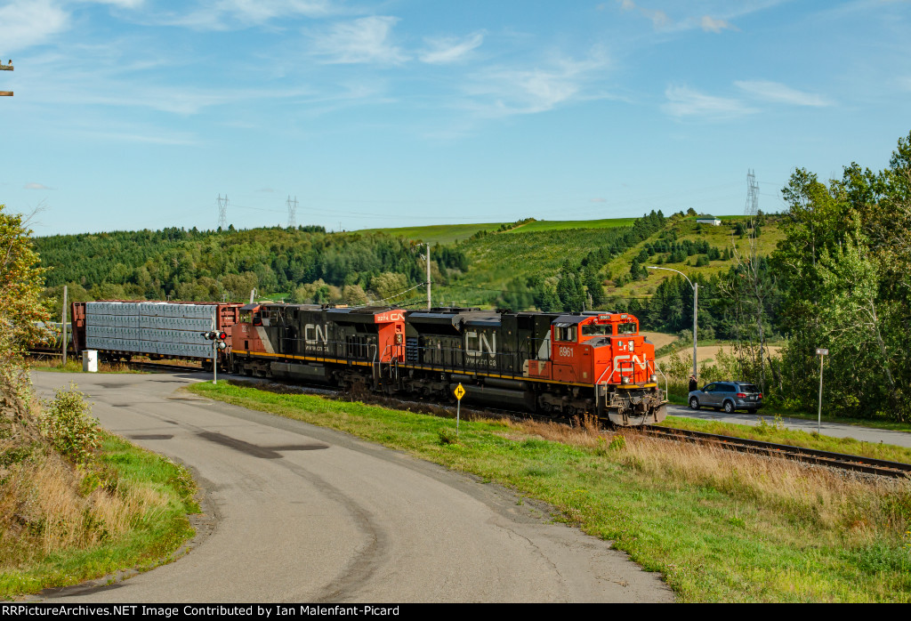 CN 403 with 8961 & 2274 passes the former site of St-Fabien station